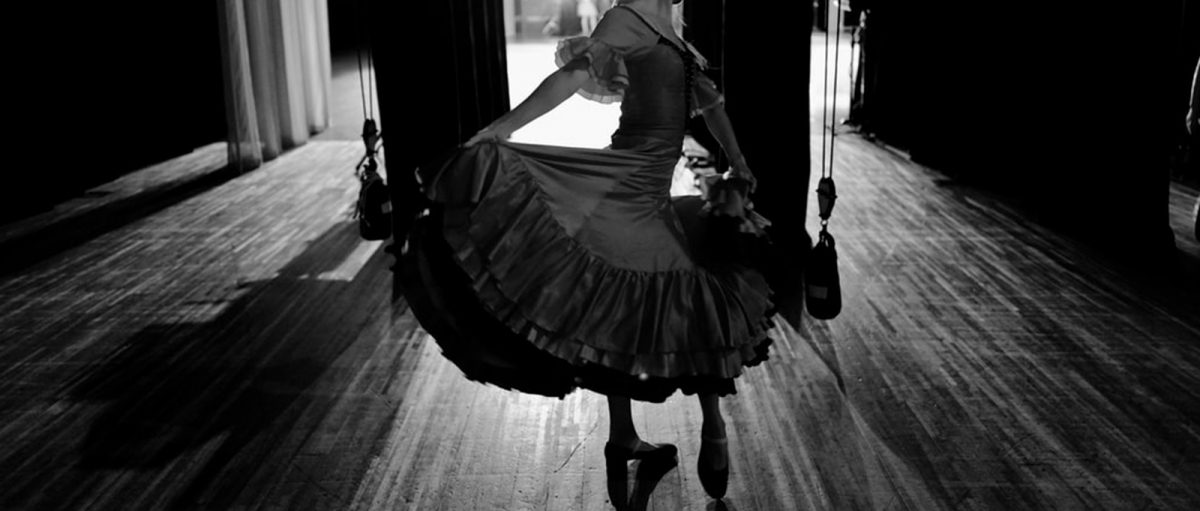 Mujer con vestido de flamenca